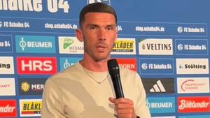 Schalke doveo veliko pojačanje, on stao pred mikrofon i rekao kakvu fotografiju je poslao Džeki
